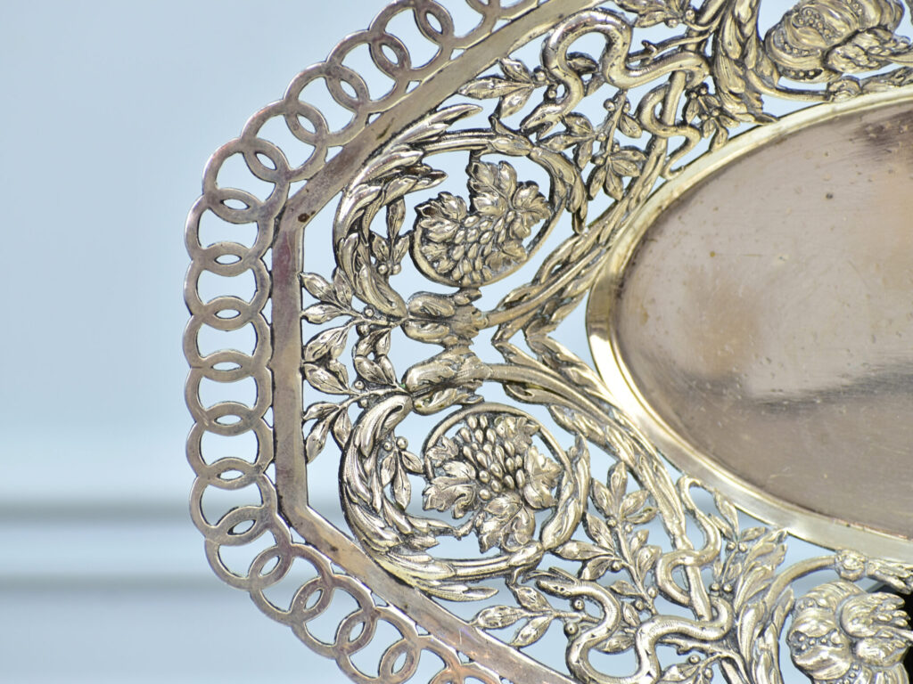 Антикварна срібна фруктовниця