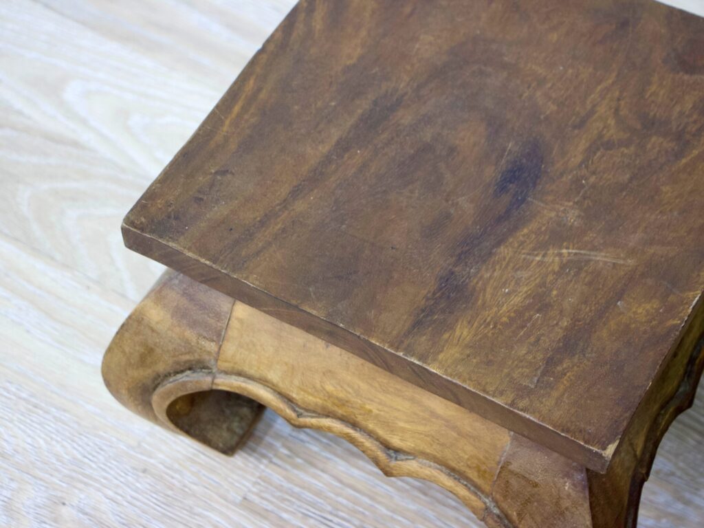 Вінтажні столики в східному стилі