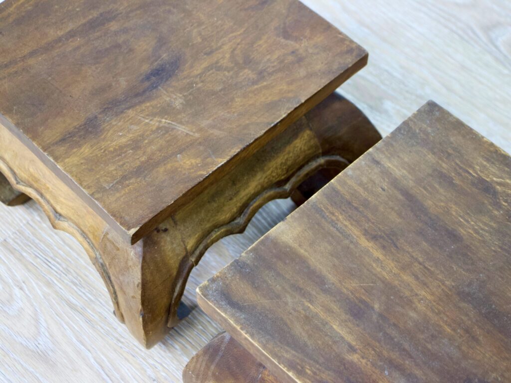 Вінтажні столики в східному стилі