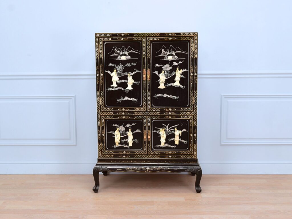 Вінтажна шафа в стилі Шинуазрі