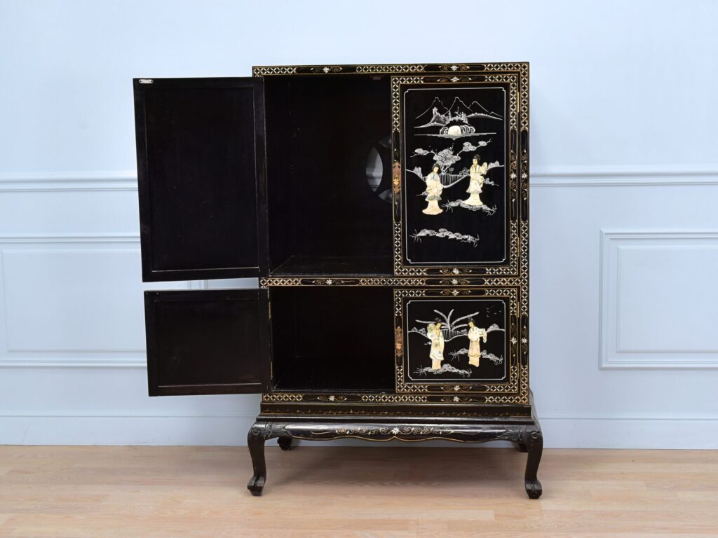 Вінтажна шафа в стилі Шинуазрі