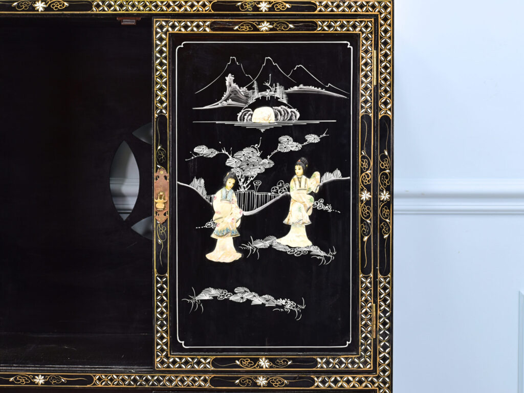 Вінтажна шафа в стилі Шинуазрі