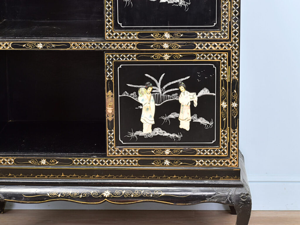 Вінтажна шафа в стилі Шинуазрі