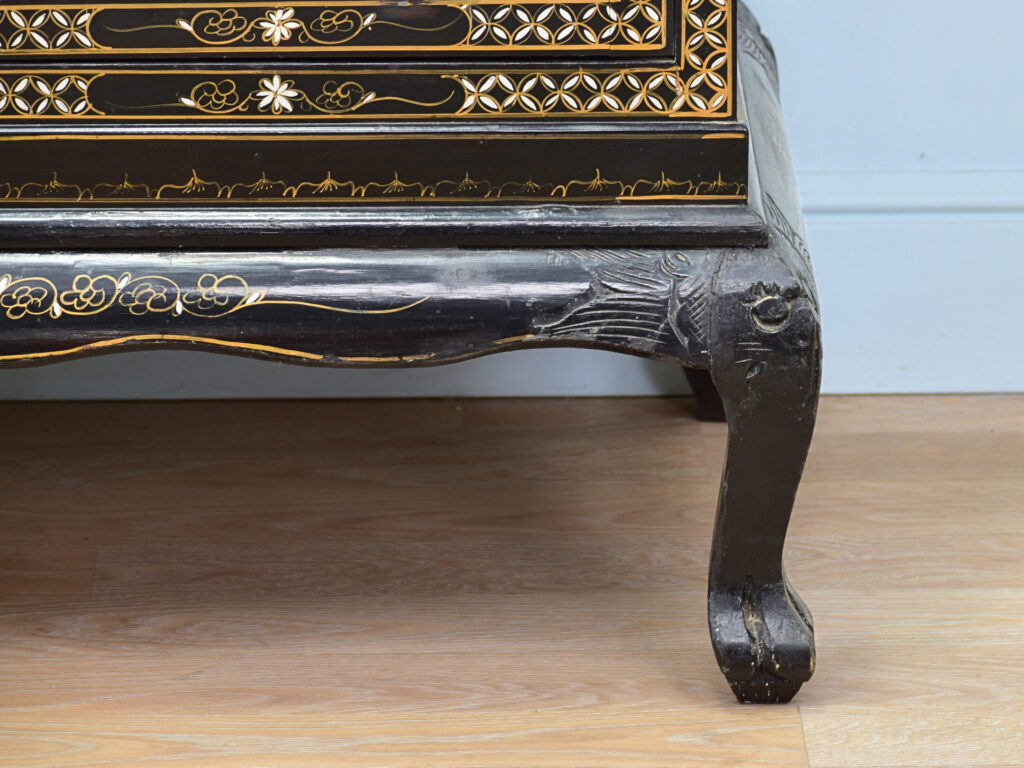 Вінтажна шафа в стилі Шинуазрі