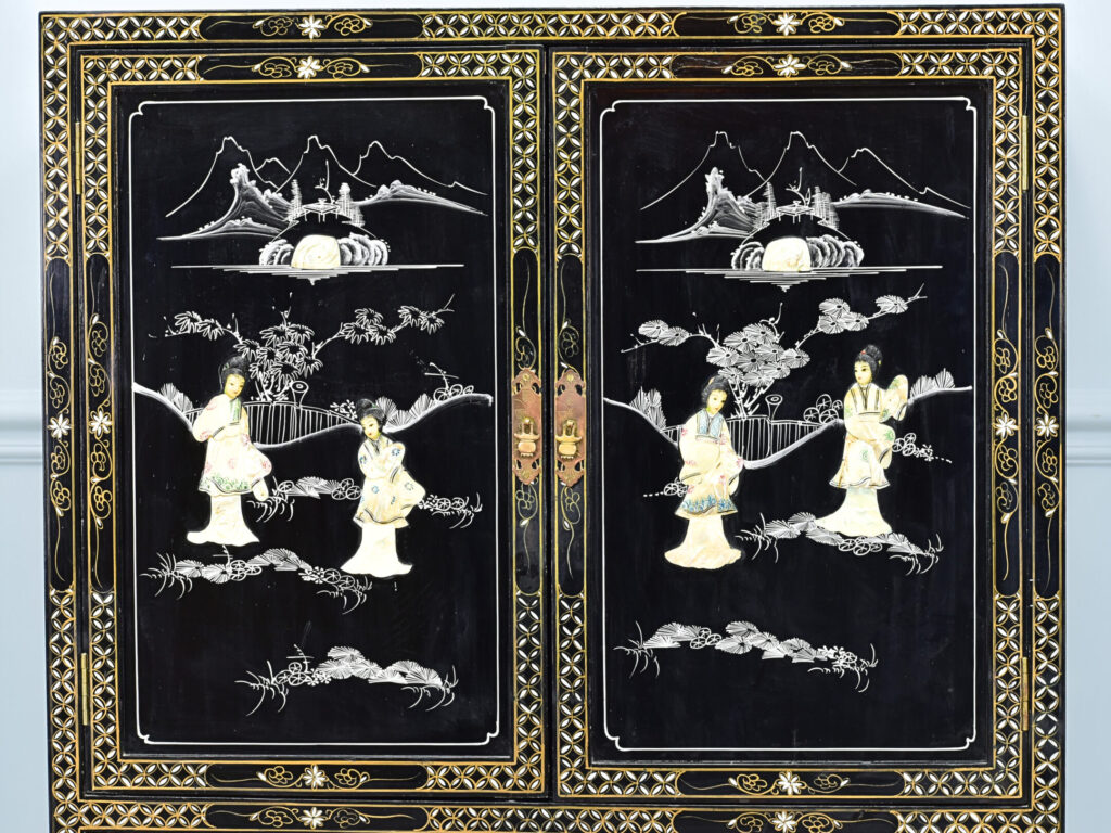 Вінтажна шафа в стилі Шинуазрі