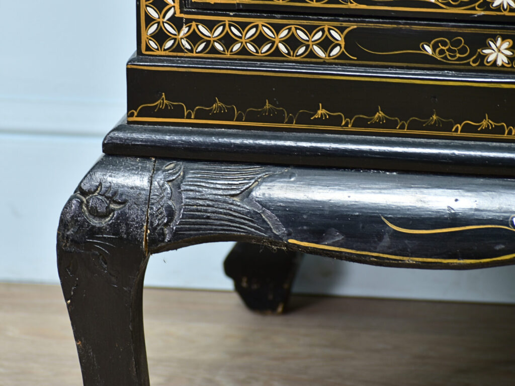 Вінтажна шафа в стилі Шинуазрі