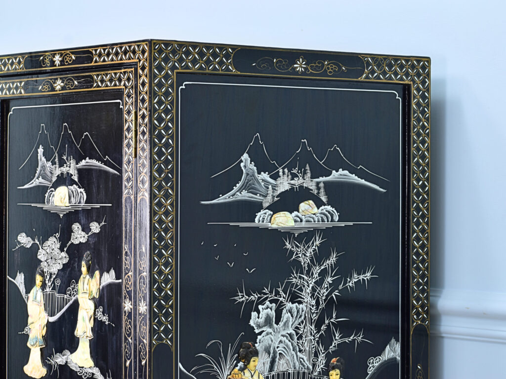 Вінтажна шафа в стилі Шинуазрі