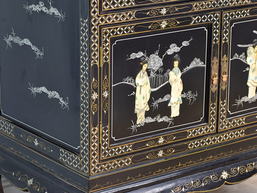 Вінтажна шафа в стилі Шинуазрі