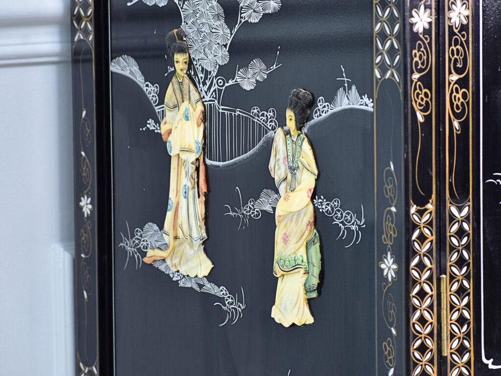 Вінтажна шафа в стилі Шинуазрі