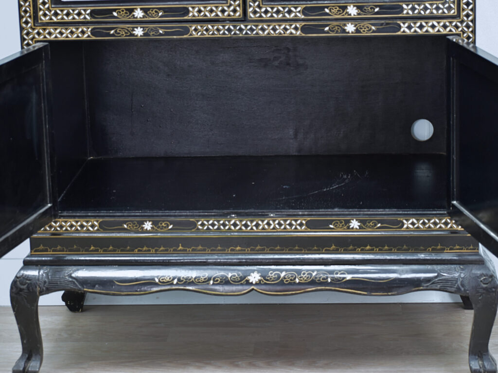 Вінтажна шафа в стилі Шинуазрі