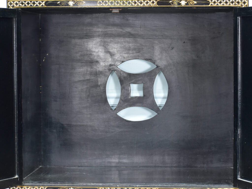 Вінтажна шафа в стилі Шинуазрі