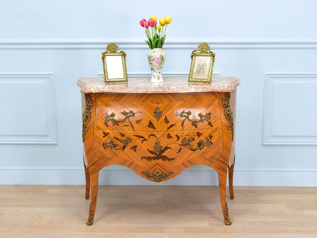 Вінтажний комод у стилі Людовика XV