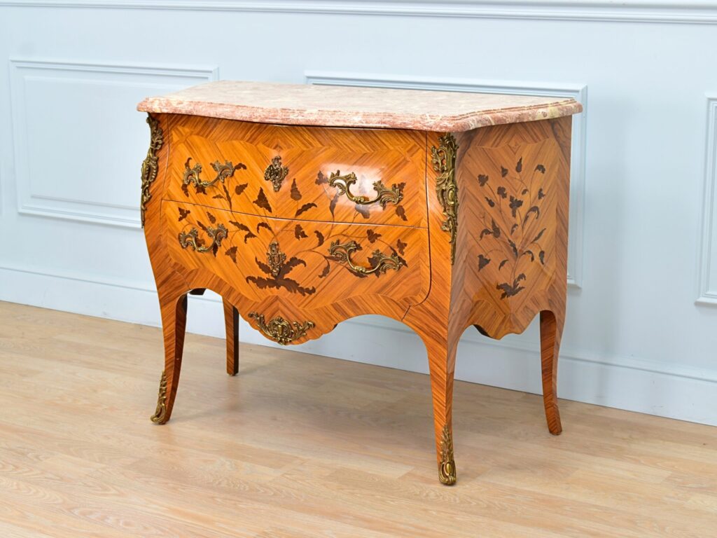 Вінтажний комод у стилі Людовика XV