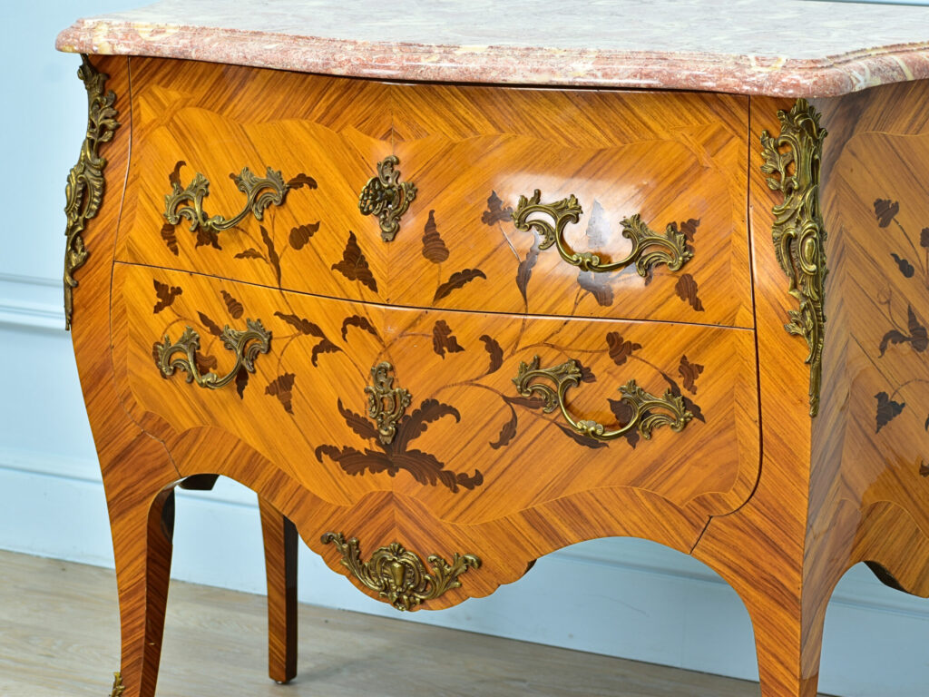 Вінтажний комод у стилі Людовика XV