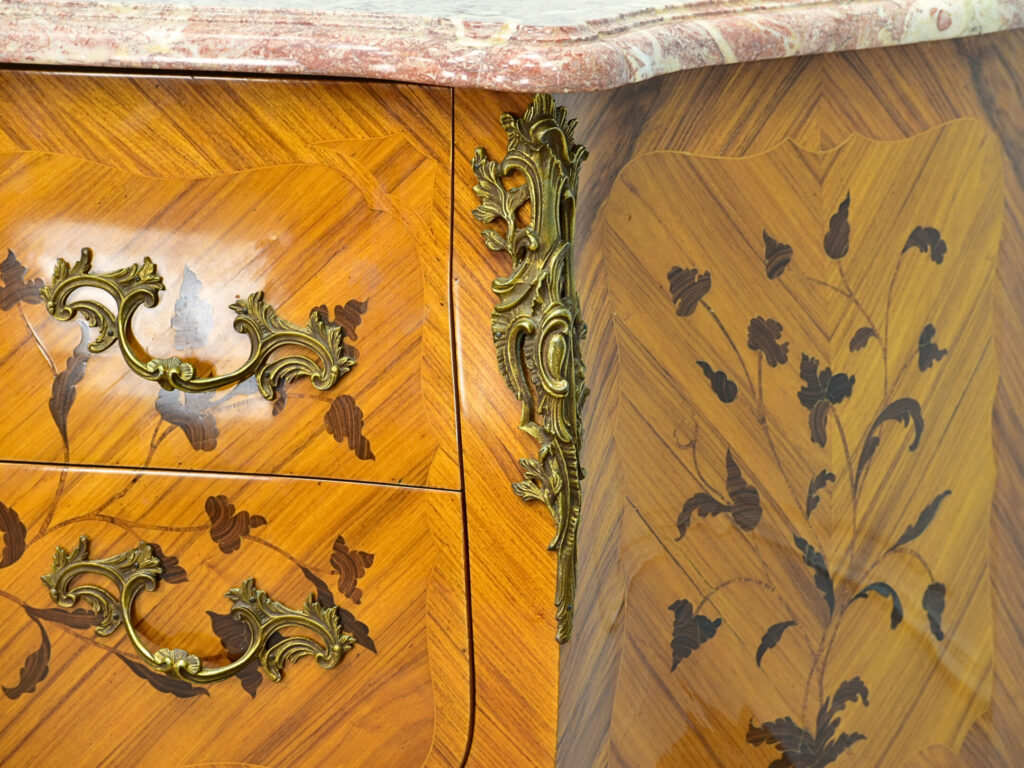Вінтажний комод у стилі Людовика XV
