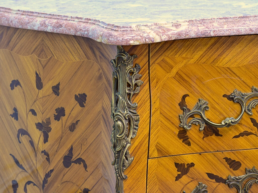 Вінтажний комод у стилі Людовика XV