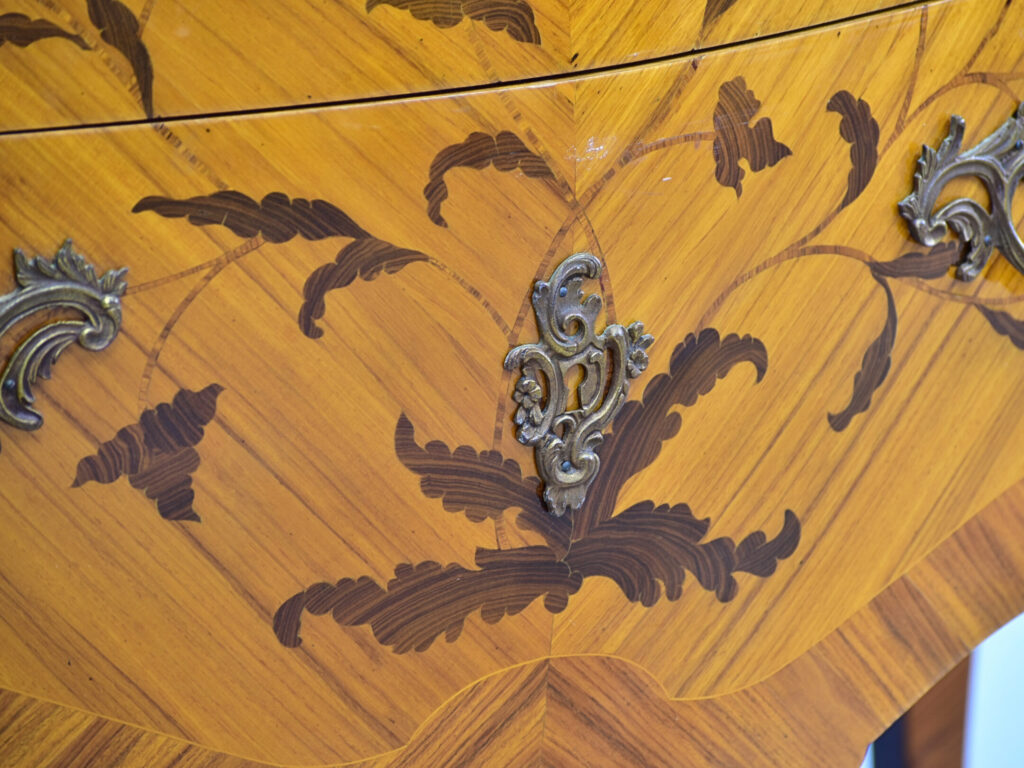 Вінтажний комод у стилі Людовика XV