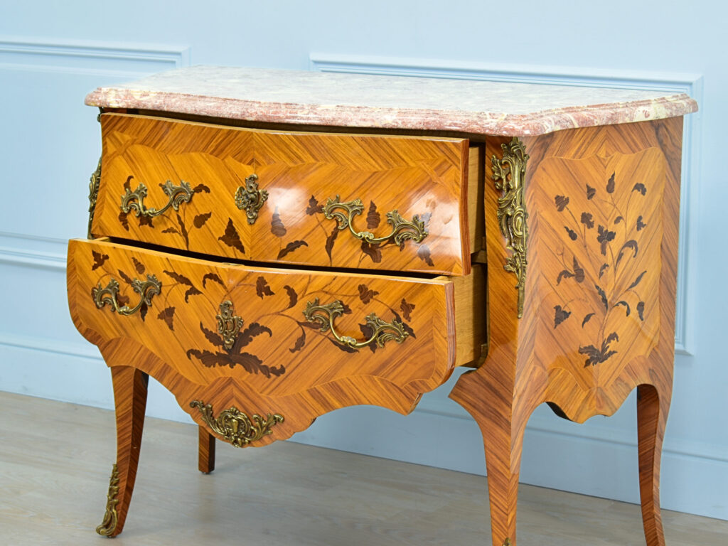 Вінтажний комод у стилі Людовика XV