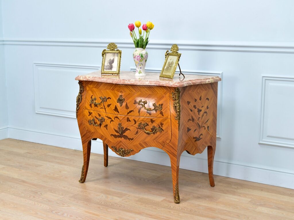 Вінтажний комод у стилі Людовика XV