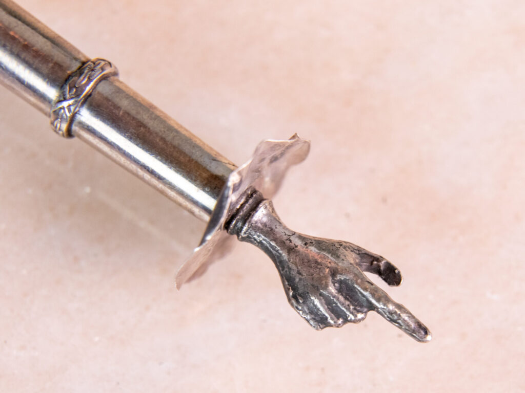 Антикварна срібна указка (яд) для читання Тори