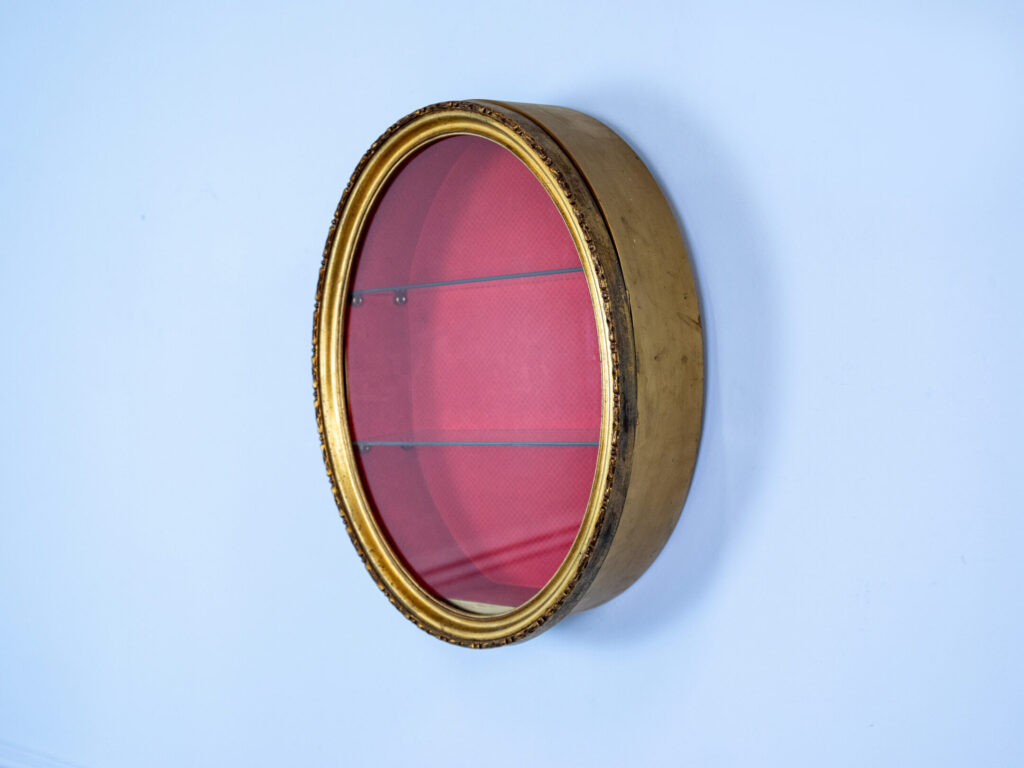 Антикварна настінна вітрина