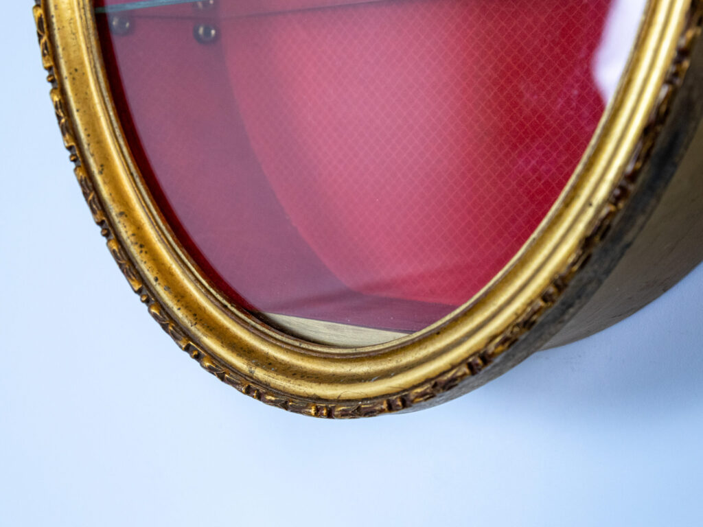 Антикварна настінна вітрина