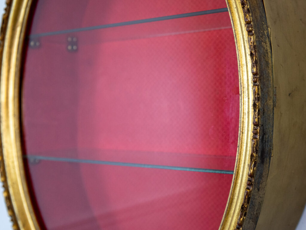 Антикварна настінна вітрина