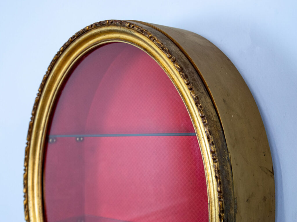 Антикварна настінна вітрина