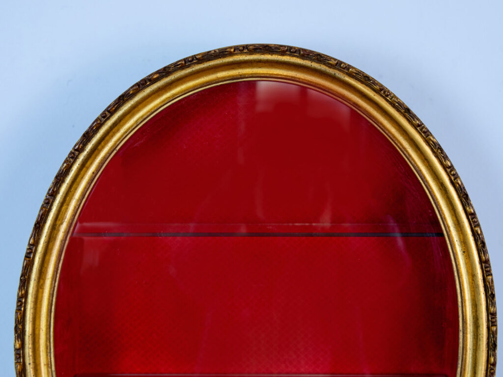 Антикварна настінна вітрина