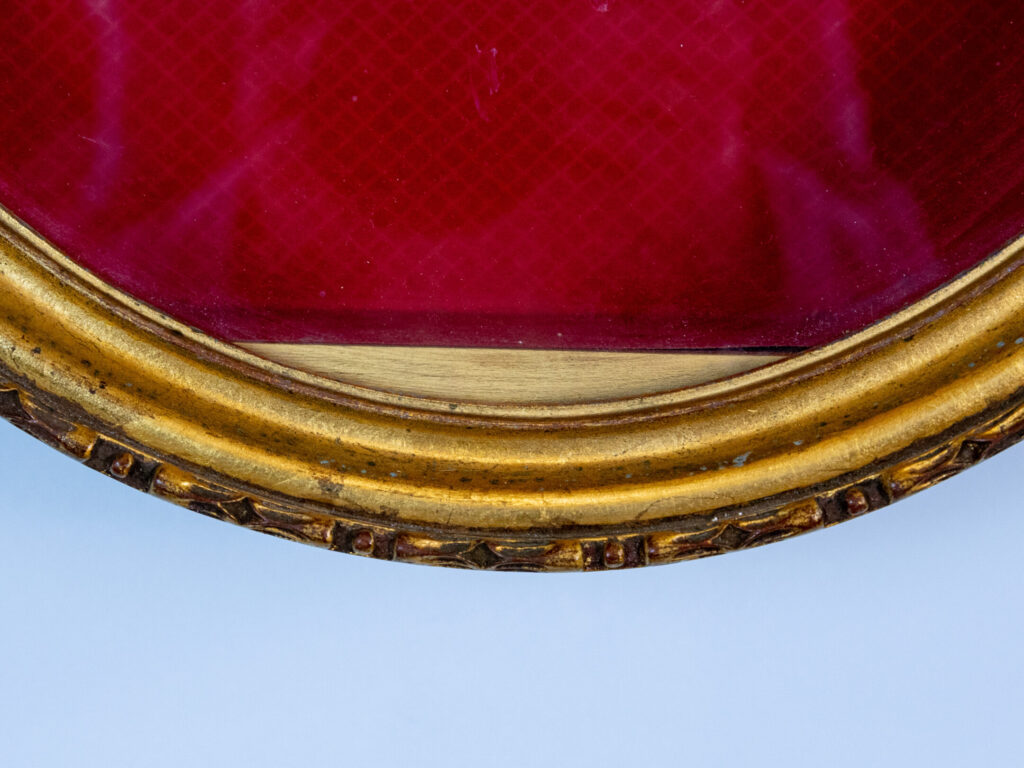 Антикварна настінна вітрина