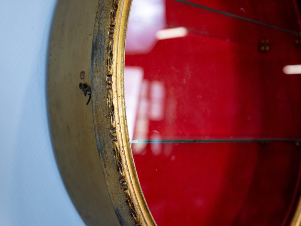 Антикварна настінна вітрина