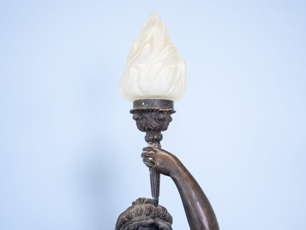 BN4A7805 Антикварні підлогові світильники