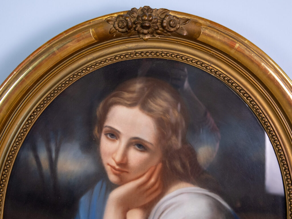 Антикварний портрет молодої дівчини