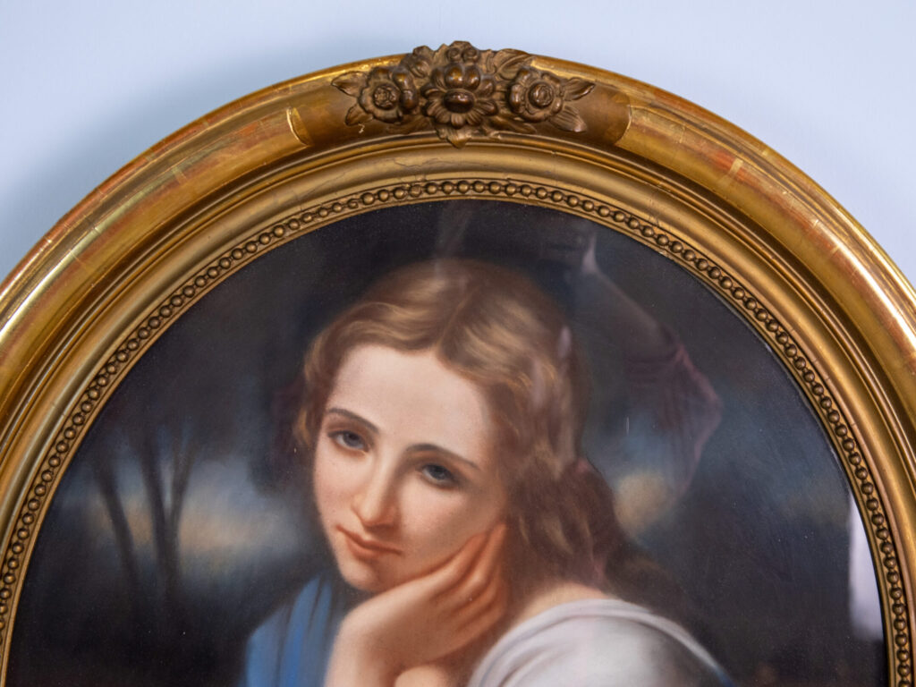 Антикварний портрет молодої дівчини