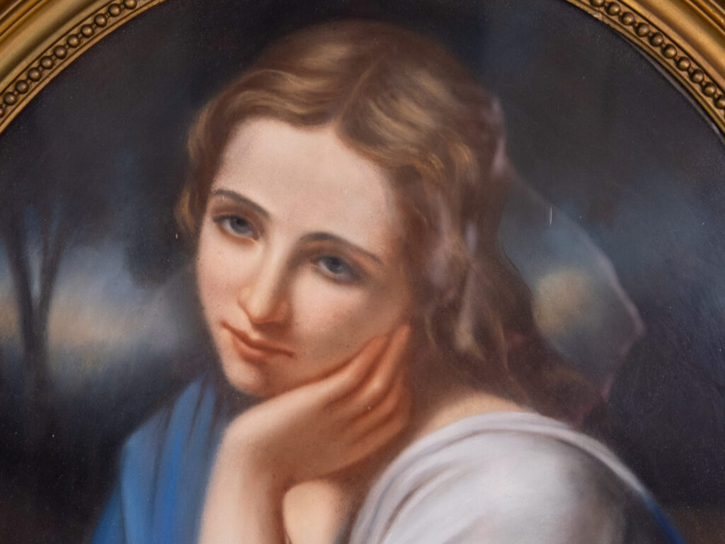 Антикварний портрет молодої дівчини