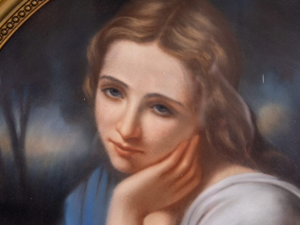 Антикварний портрет молодої дівчини