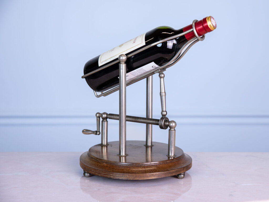 Вінтажна механічна підставка для пляшки