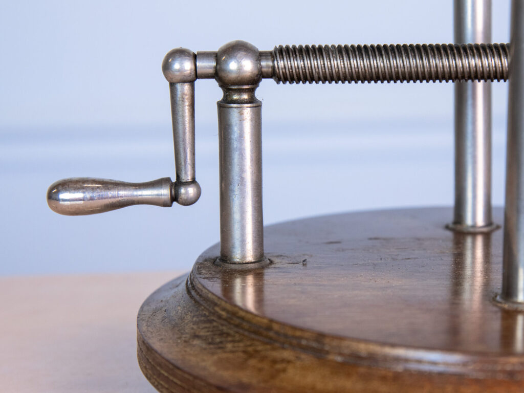 Вінтажна механічна підставка для пляшки