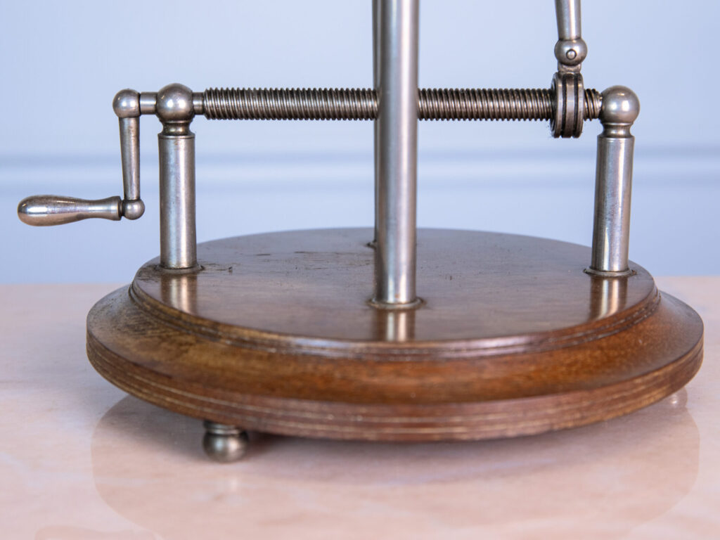 Вінтажна механічна підставка для пляшки