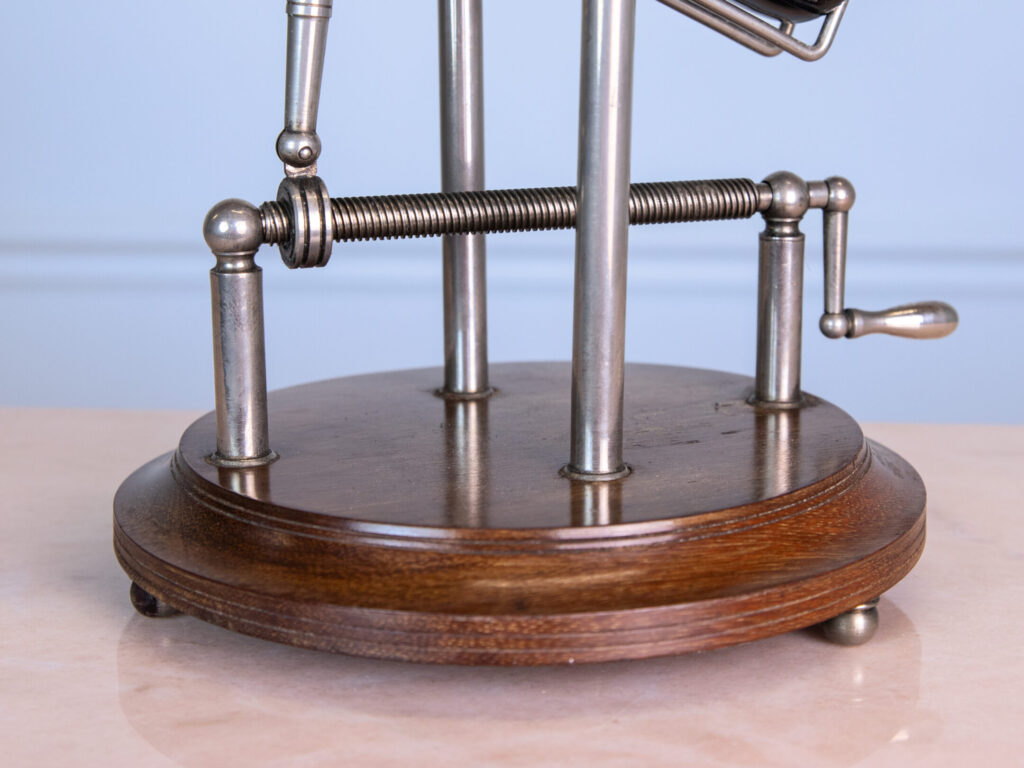 Вінтажна механічна підставка для пляшки