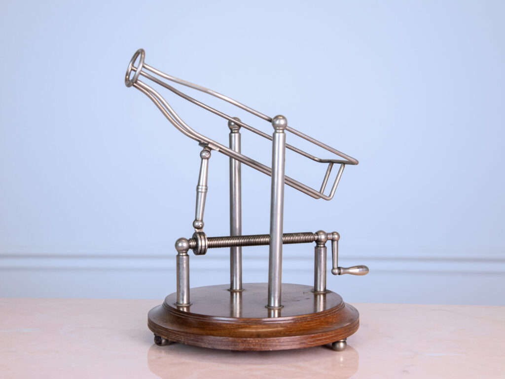 Вінтажна механічна підставка для пляшки