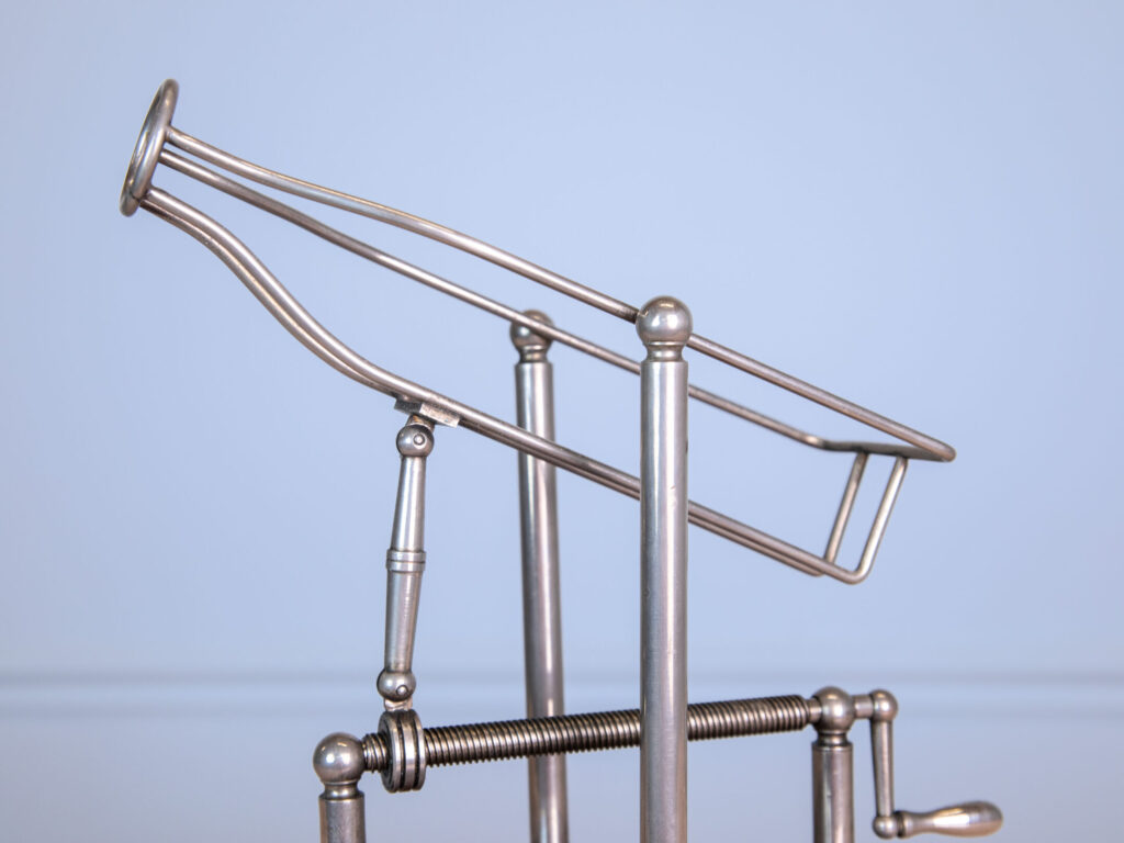 Вінтажна механічна підставка для пляшки