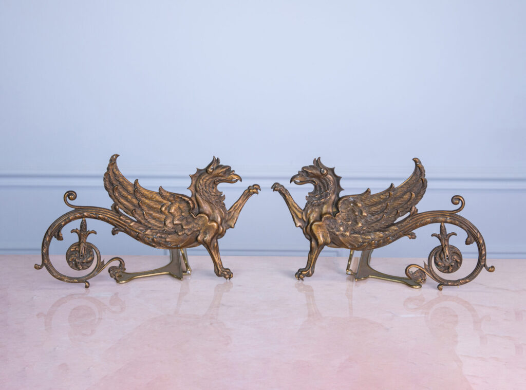 Декоративные мебельные накладки в виде грифонов