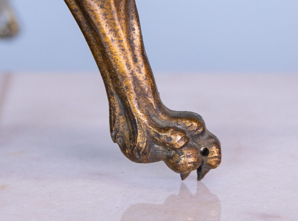 Декоративные мебельные накладки в виде грифонов