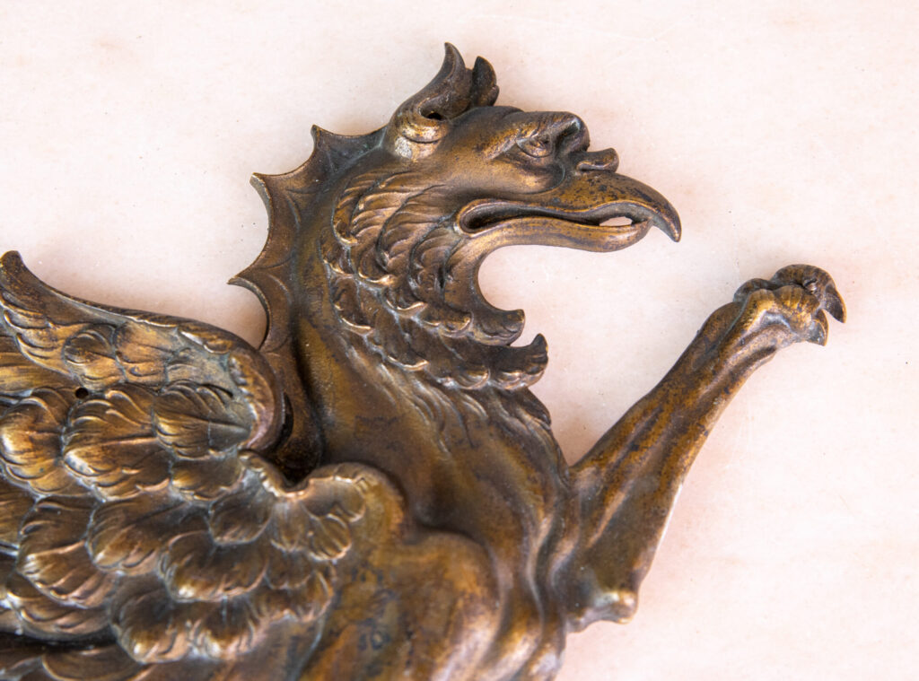 Декоративные мебельные накладки в виде грифонов