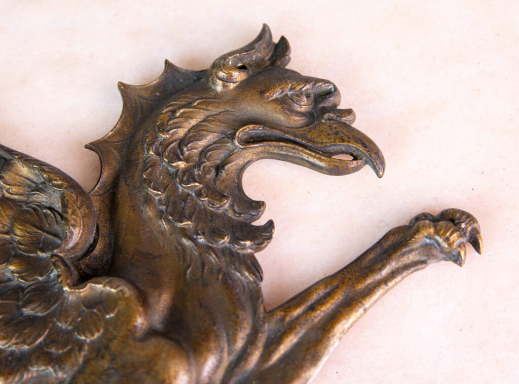 Декоративные мебельные накладки в виде грифонов