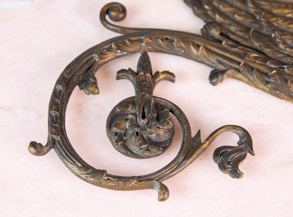 Декоративные мебельные накладки в виде грифонов