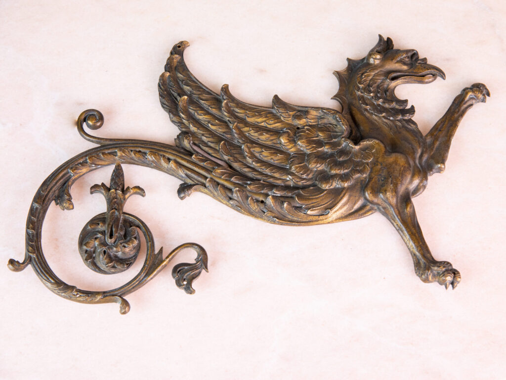 Декоративные мебельные накладки в виде грифонов