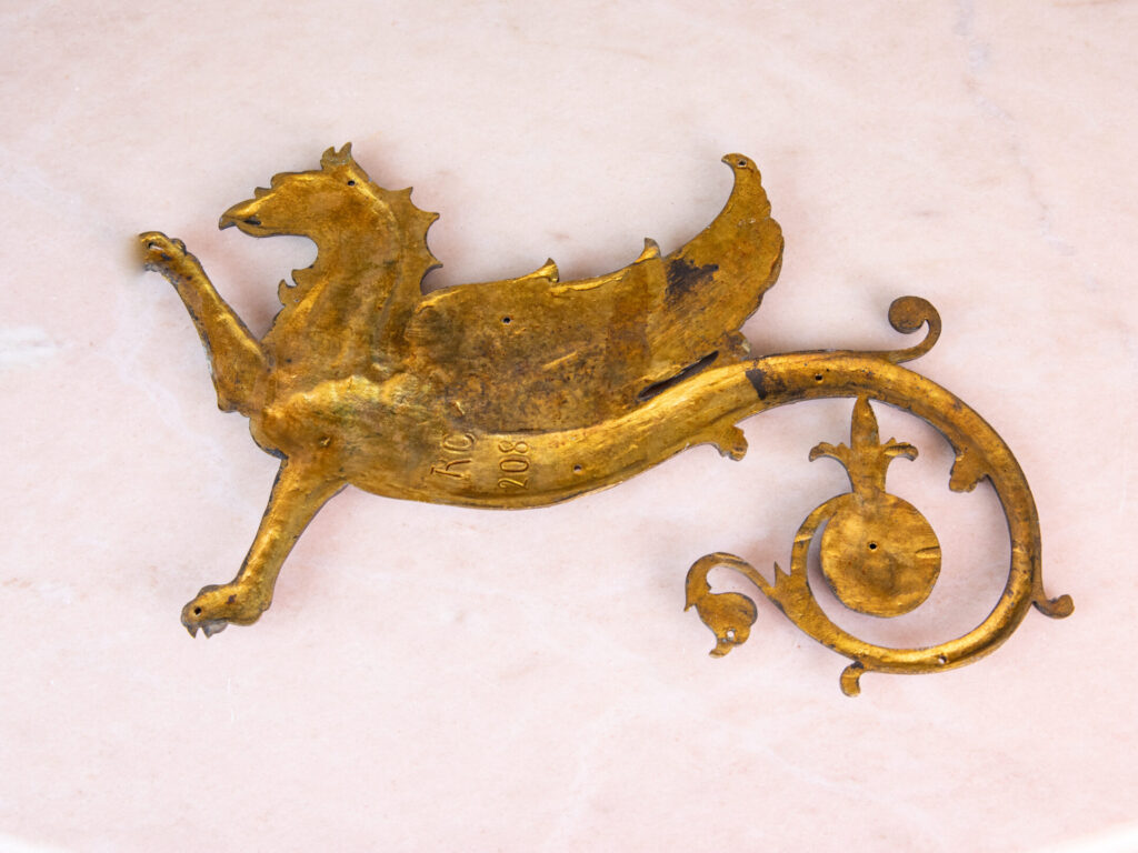 Декоративные мебельные накладки в виде грифонов