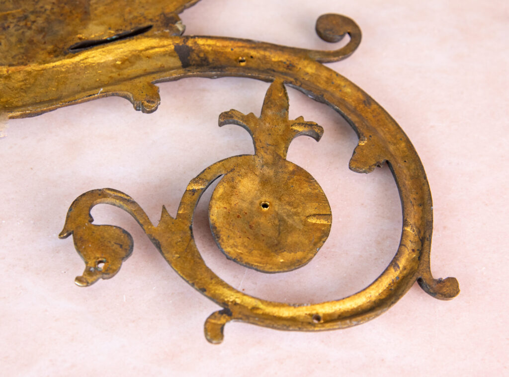 Декоративные мебельные накладки в виде грифонов